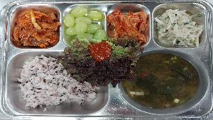 흑미밥 ,다슬기아욱된장국 (5.6),들깨무나물 ,매콤제육볶음 (5.6.10.13),배추김치 (9),청포도 ,상추 (5.6)
 ,