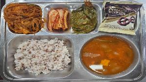 차수수밥 ,감자고추장찌개 (5.6),깻잎찜 (5.6.13),닭볶음탕 (5.6.13.15),배추김치 (9),리얼초코프리첼 (1.2.5.6)
 ,
